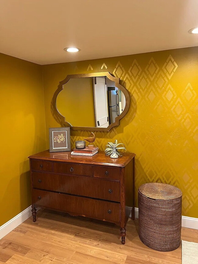 Building Photo - Charming Garden-Level 1BR/1BA Apartment Available January 1st