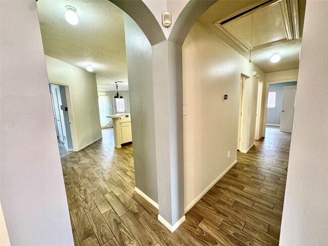 Building Photo - 16214 Mission Glen Dr