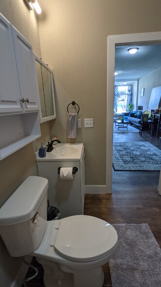 Building Photo - 902-904 W Locust St