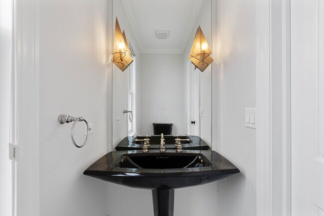 Primary Photo - 2725 N Magnolia Ave