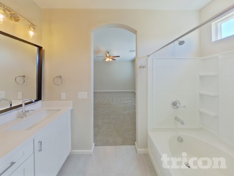 Building Photo - 1318 N Parkcrest