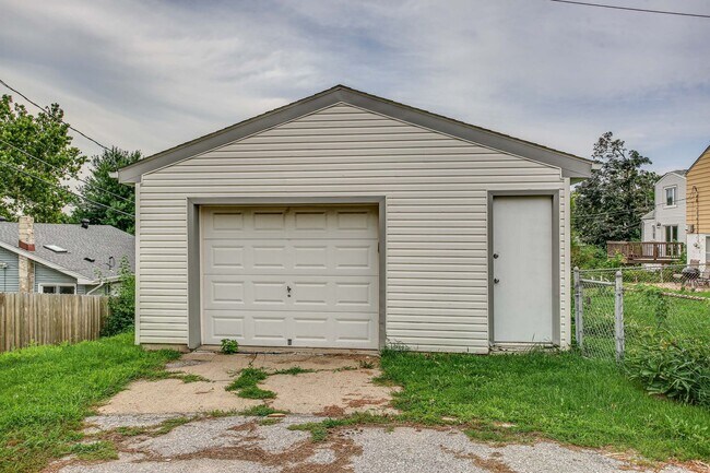 Building Photo - Charming Aksarben Gem