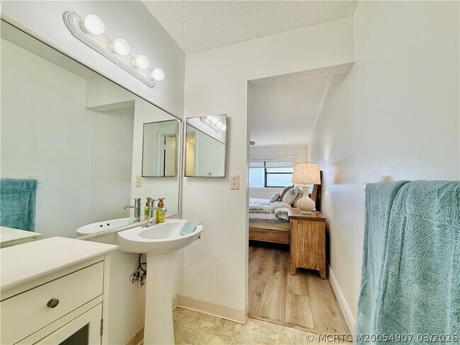 Building Photo - 7410 S Ocean Dr