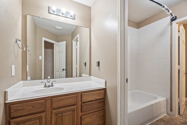 Building Photo - 5817 Vineyard Hill Dr