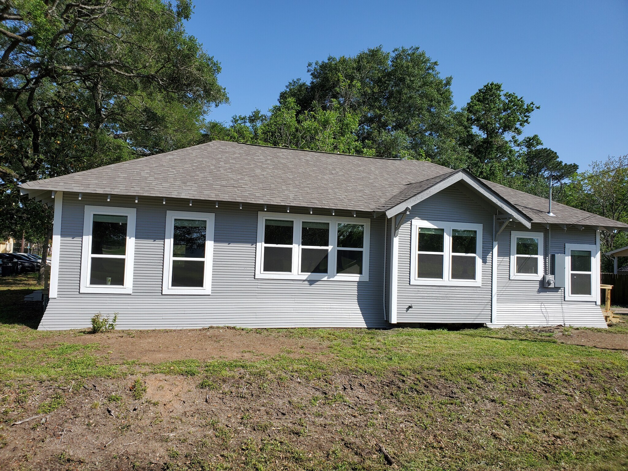 Lots of natural light - 6823 Guyler St