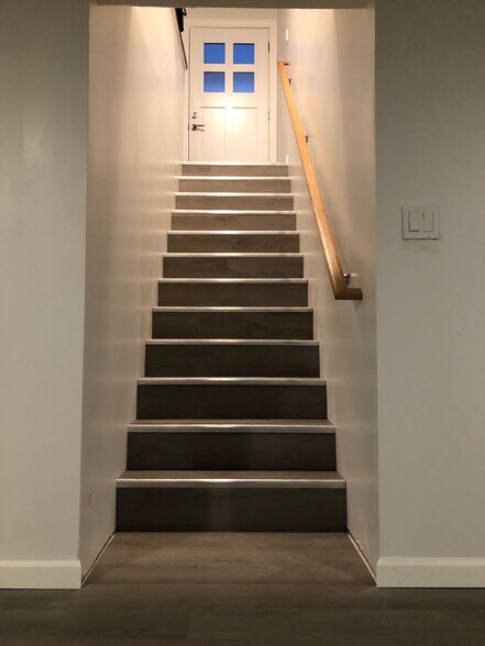 Stairway - 806 Northlawn St NE