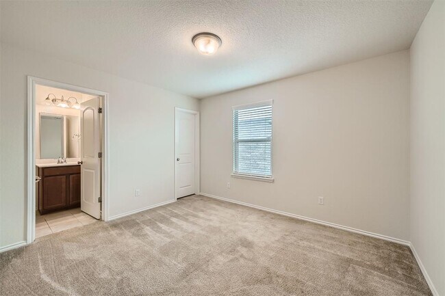 Building Photo - 303 Duroc Dr