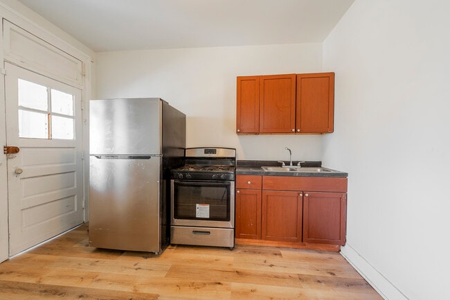 Building Photo - 7831 S Kingston Ave