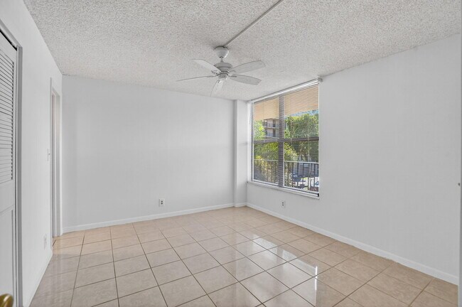 Building Photo - 11 Royal Palm Way