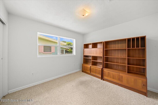 Building Photo - 453 Dolphin St
