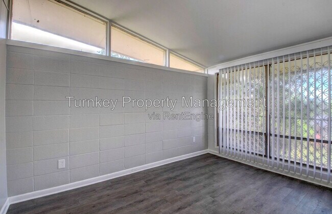 Building Photo - 4700 Lynn Ln