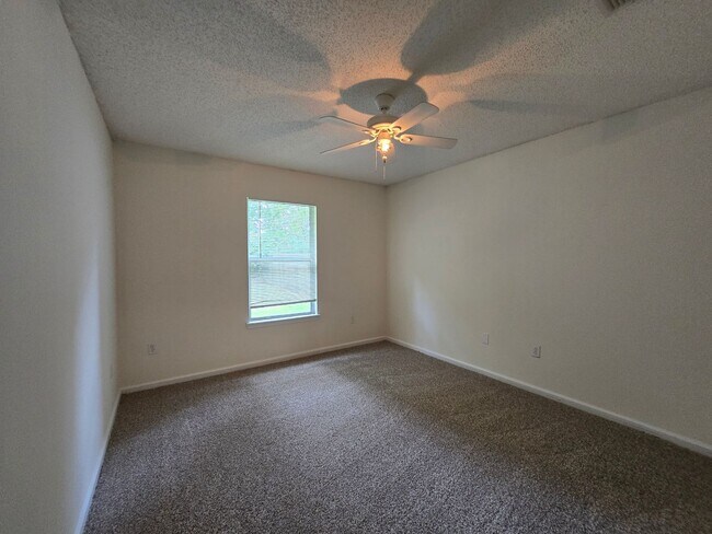 Building Photo - Move-In Special 1/2 Off First Months Rent