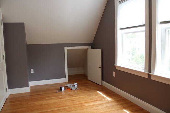 Building Photo - 19 Iona St