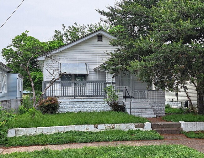 Primary Photo - 735 Iowa Ave