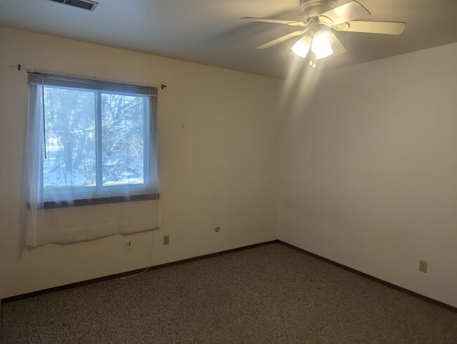 Building Photo - 1613 Lyndhurst W Dr