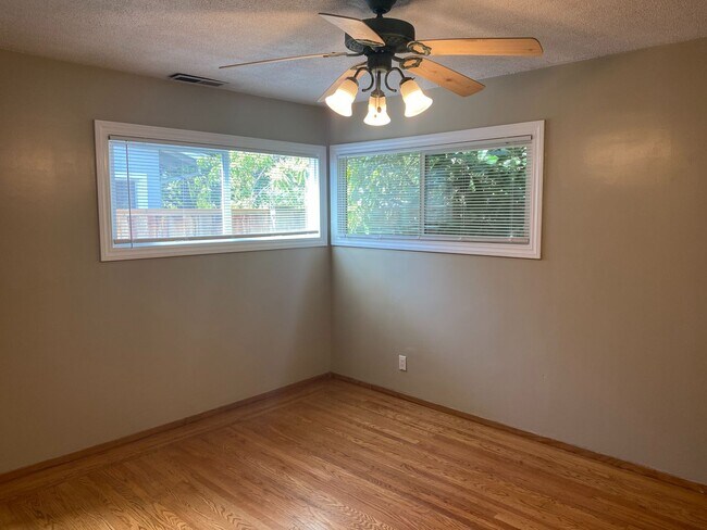 Building Photo - Stunning Three Bedroom House W/ Two Car Garage & Backyard!!