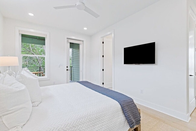 Building Photo - 68 Sarah St