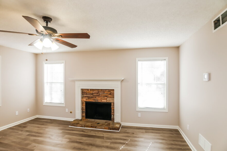 Building Photo - 1042 Whispering Woods Dr