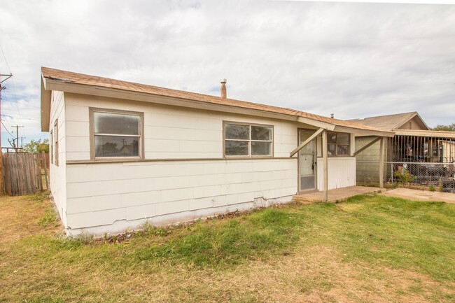 Primary Photo - Updated 3 bedroom 1 bath single family hom...