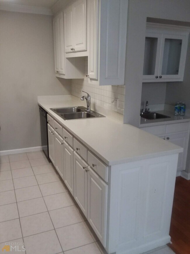Building Photo - 4111 Pine Heights Dr NE