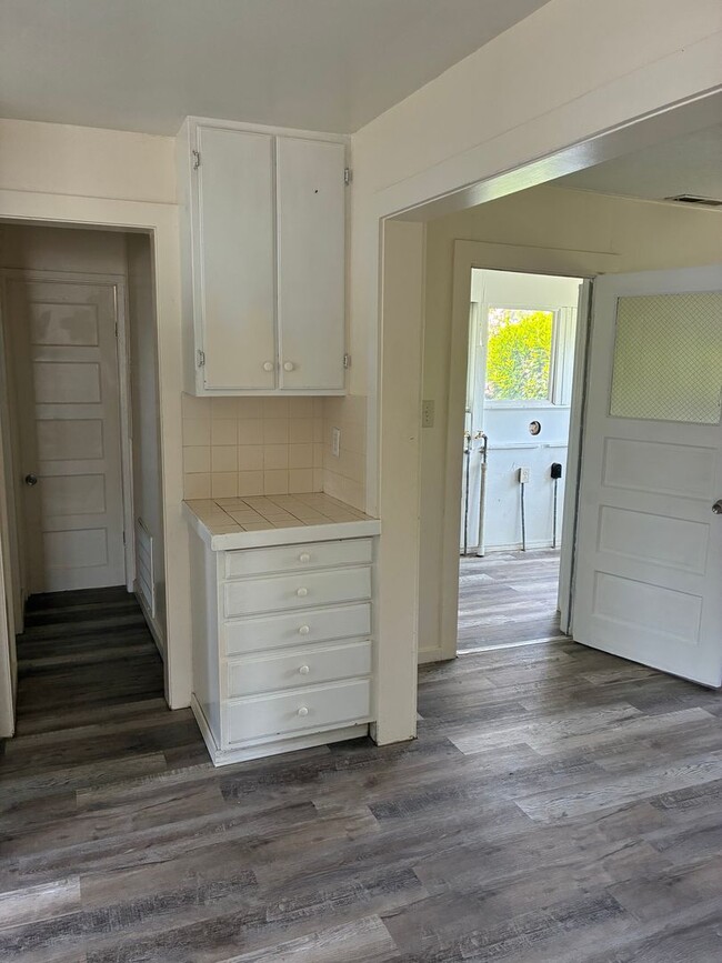 Building Photo - Country Charmer in Town Coquille