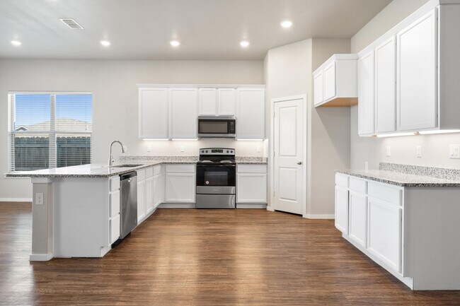 Building Photo - 2022 Kenwood Ave