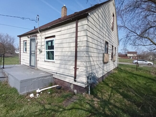 Building Photo - 4 bed/1bath bungalow! Now Available! $1250/mo