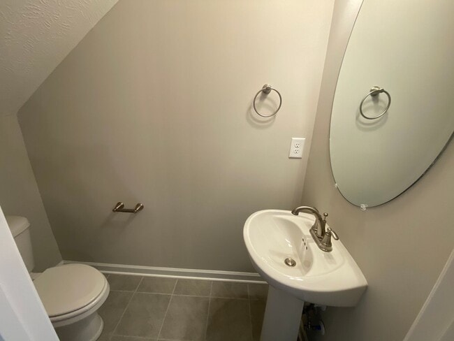 Building Photo - 3 BD 2.5 BA | 2 Car Garage | End Unit Townhome