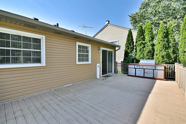 Building Photo - 714 N Lakeside Dr