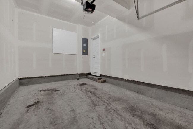 Building Photo - 3 bed/2.5 bath townhome in Tulip Hills wit...