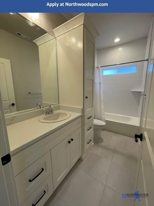 Building Photo - Newer Gorgeous Home in Desirable Neighborhood