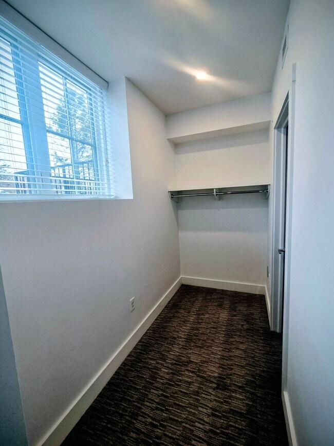 Building Photo - 1815 Main St