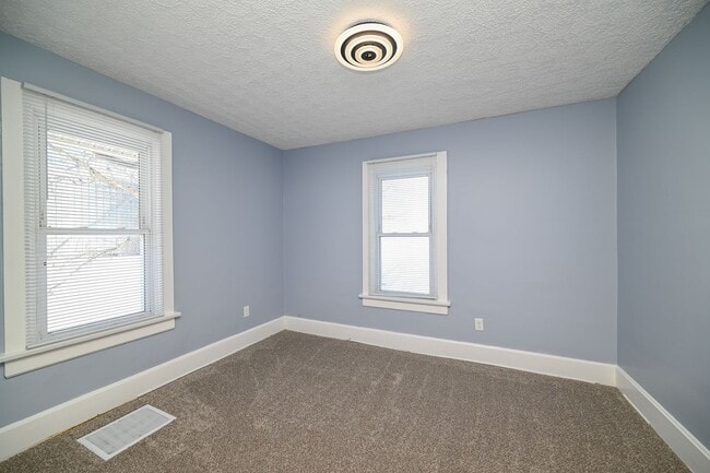 Building Photo - Large 4 Bedroom/2 Bath Home For Rent