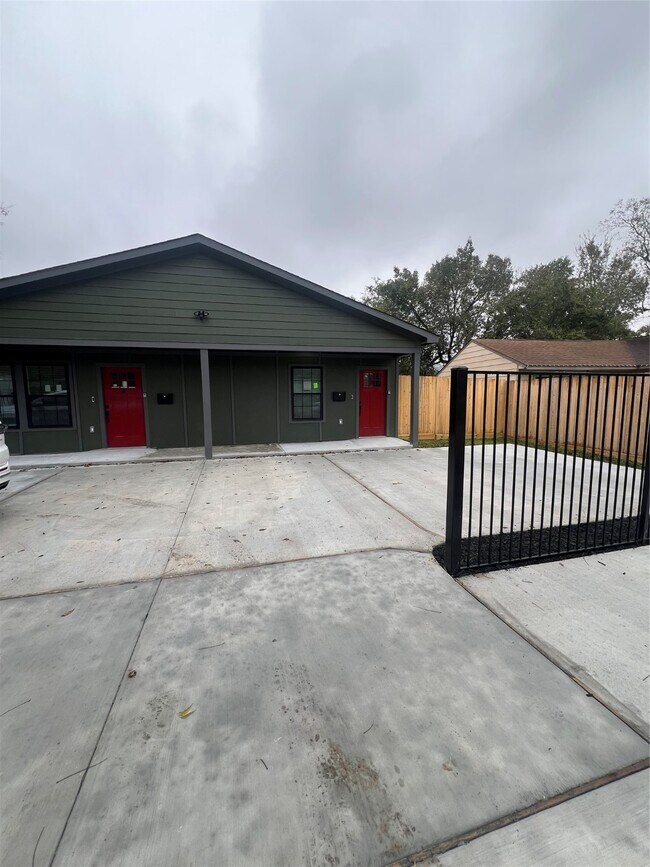 Building Photo - 5325 Kenilwood Dr