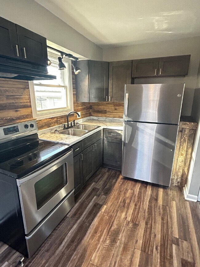 Building Photo - Newly Remodeled 3 Bedroom 1 Bathroom with ...