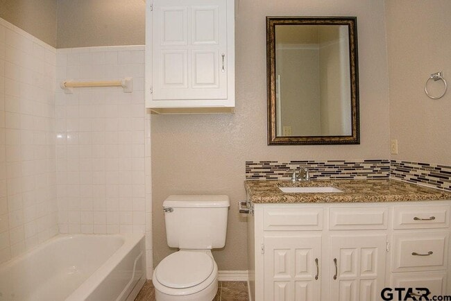 Building Photo - 5907 Hollytree Dr