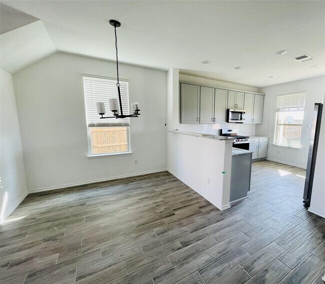 Building Photo - 125 Bennington Dr