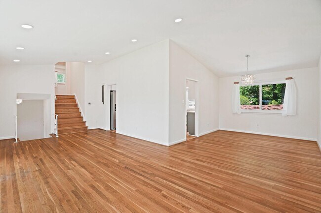 Building Photo - 6607 Lone Oak Dr