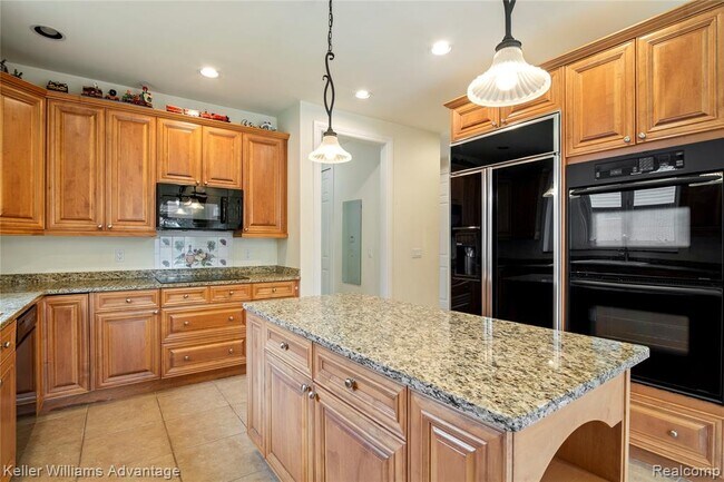 Building Photo - 47611 Manorwood Dr