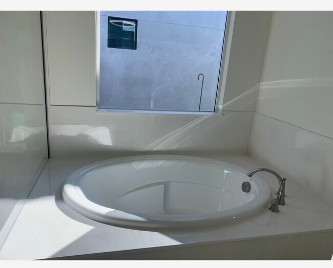 Soaking tub - 1131 E Monte Way