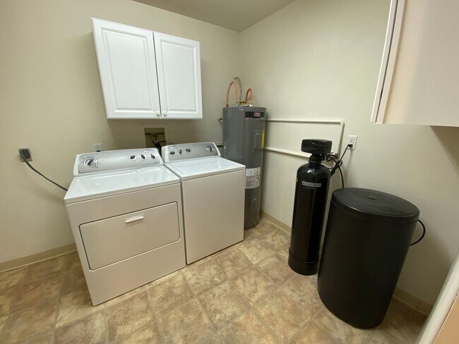 Building Photo - 2285 Sanborn Dr