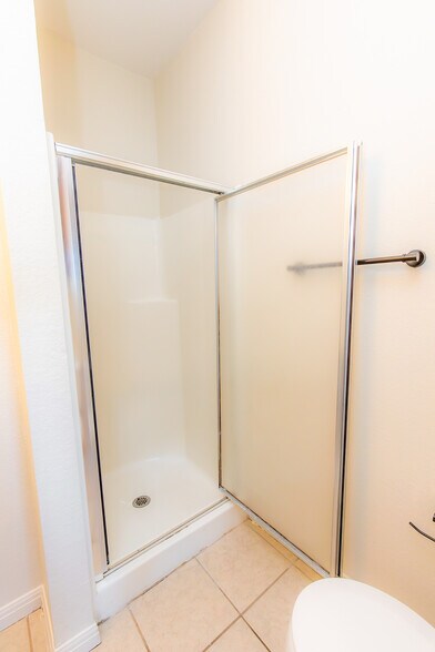 Master Bathroom - 3001 Whisper Oaks Ln