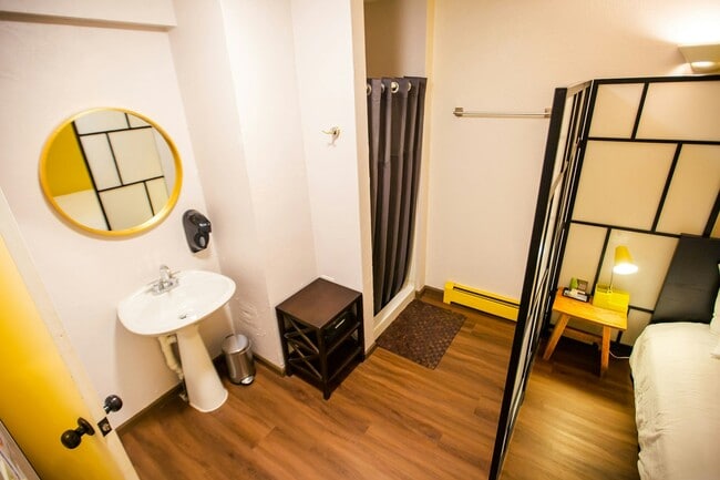 Building Photo - 706 E Stuart St