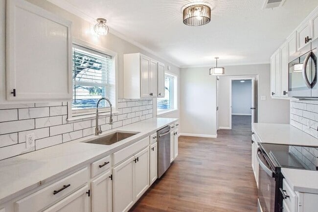 Building Photo - Available Now! Newly Remodeled 4 Bed 3 Bat...