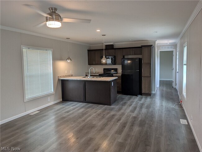 Building Photo - 230 Edgecliff Cir W