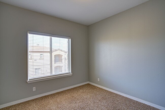 Building Photo - 2 bedroom Townhome w/Garage in Gated Commu...