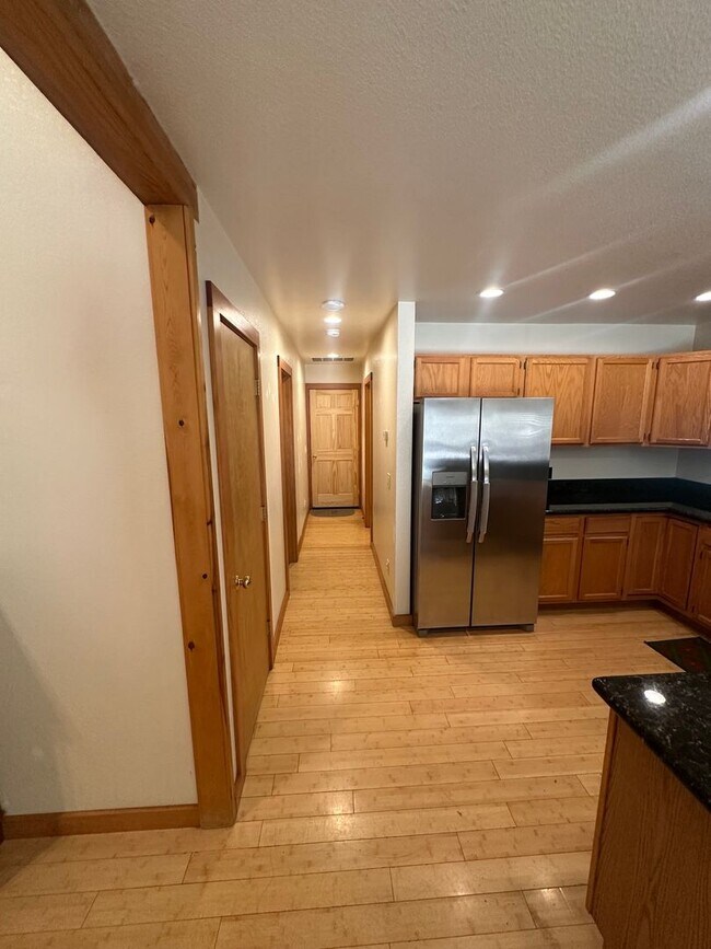 Building Photo - Three Bed, Two Bath Home In Prosser With Two Car Garage
