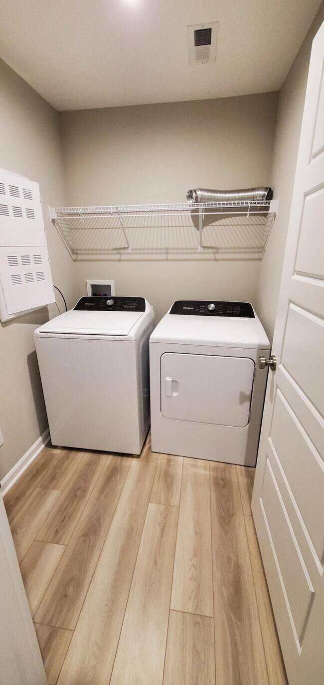 Building Photo - 686 Daphne Wy