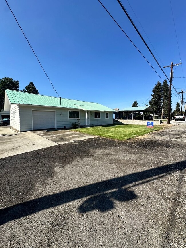 Building Photo - 3 Bedroom 1 Bath home * Owner Updates $600...