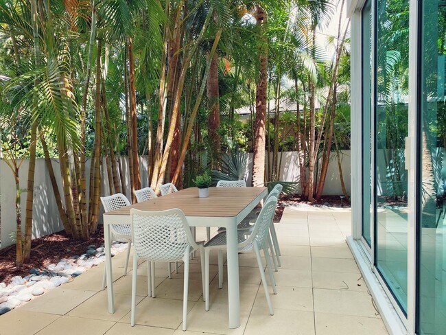 Building Photo - 243 Venetian Dr